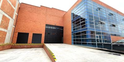 Bodega ubicado en fontibon centro  , comercial, cerca a transporte publico, colegio confraternidad universidad politecnico , centro comercial av. chile , parroquia san Fernando , clinica san Fernando , supermercado olimpica , gimnasio Smart fit , restaurante, entidad bancaria, facil acceso a vias principales calle 69 av. ciudad de Cali . Este sector estrategico es transitado por un alto flujo peatonal y vehicular. El inmueble cuenta con una excelente distribucion de los espacios, buena iluminacion y ventilacion, ideal para el crecimiento de la empresa.