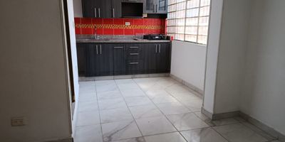 Apartaestudio  interno en Arriendo en el sector de el Velodromo, Laureles. Disfruta de un espacio acogedor y funcional, perfecto para quienes valoran la comodidad y la tranquilidad. Cuenta con 1 habitacion, 1 bano, 1 closet, sala comedor, cocina semi integral y zona de ropas. Ideal para una persona sola  o pareja que busque un ambiente sereno y bien ubicado. Cerca de la Plaza de Mercado La America, Av. San Juan, supermercados y locales comerciales