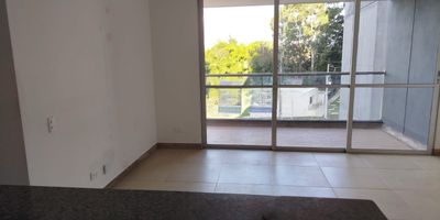 Vive en uno de los mejores sectores de San Antonio, Pereira! Este apartamento se encuentra a pocos minutos del parque principal, supermercados, farmacias y colegios, lo que lo hace ideal para familias y profesionales.

Caracteristicas:
- 3 amplias alcobas para tu comodidad
- 2 banos completos
- Parqueadero asignado para tu vehiculo
- Cuarto util para almacenamiento o uso multiple

Ubicacion privilegiada:
- Cerca del parque principal
- A pocos minutos de supermercados y farmacias
- Excelente acceso a colegios y centros educativos

Un lugar perfecto para vivir con comodidad y estilo! Quieres conocer mas sobre este apartamento? Contactanos!