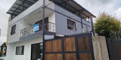 Oportunidad unica en la autopista Guarne! Bodega con casa y almacen comercial de 750m2 en total.

Caracteristicas:
- Bodega: 450m2 con 3 pisos en construccion (termina en aproximadamente 2 meses)
- Distribucion por pisos:
- Primer piso: Bodega con bano, cocineta y salon amplio
- Segundo piso: 3 habitaciones, cocina y bano
- Tercer piso: amplio espacio para bodega y uso comercial en la autopista Guarne

Una propiedad ideal para negocios y vivienda! Quieres conocer mas sobre esta oportunidad? Contactanos!