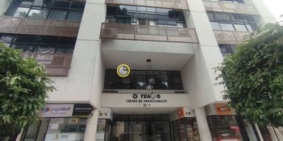 Oficina en arriendo en Bucaramanga - Sotomayor, cuenta con un área aproximada de 22 metros cuadrados, dispone de 2 espacios, 1 baño social, ventanas con su respectiva persiana, aire acondicionado, 1 parqueadero asignado para carro. Además, la copropiedad cuenta con salón social y vigilancia las 24 horas al día.