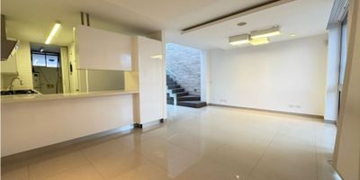 Se renta casa en la loma de los mesa en Envigado, 3 niveles, 210m2, tres alcobas cada una con baño, sala, comedor, cocina integral abierta con red de gas, sala, comedor, estudio, jardín interior, sala de juegos y baño auxiliar en la planta baja. Portería 24h.
Parqueadero de visitantes, salón social, juegos infantiles, zonas verdes, piscina, gimnasio, sauna, turco.
