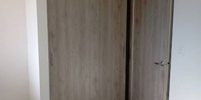 apartamento disponible para arriendo .ubicacion san antonio  cuenta con 2 habitaciones  3 baños  parqueadero .balcon amplio ,zona de ropas ,sala comedor 