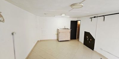 Arriendo amplio local comercial Sector San Jose-Envigado, área 20 m² Ubicado en una zona de alto tráfico peatonal y vehicular, ideal para negocios que buscan visibilidad y un acceso conveniente para sus clientes esta cerca del Hospital Manuel Uribe Angel.Envigado te ofrece un entorno tranquilo Quieres conocerlo? Agenda tu cita hoy 3104289911 y descubre más sobre este local.