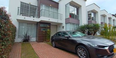 Inmobiliaria Giraldo Castaño te ofrece Casa en Alquiler en Conjunto Cerrado – 150 m²
Hermosa casa con acabados modernos y excelente iluminación natural, ubicada en un conjunto cerrado que brinda seguridad y tranquilidad.
La propiedad cuenta con 4 habitaciones y 5 baños, una amplia sala independiente, comedor y una funcional cocina integral. Dispone también de área de ropas independiente y un acogedor jardín ideal para disfrutar en familia.
La habitación principal destaca por su amplitud y por contar con doble balcón, ofreciendo confort y una vista privilegiada.
Una opción perfecta para quienes buscan espacios amplios, modernos y con todas las comodidades dentro de un entorno seguro y familiar.