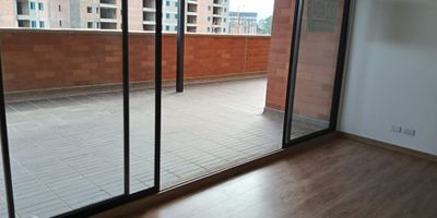 Este acogedor apartamento de 70 M2 se encuentra ubicado en una de las zonas más privilegiadas de Rionegro, Antioquia. Se trata de un inmueble ideal para aquellos que buscan un espacio cómodo y funcional para alquilar. Con una perfecta distribución y acabados de alta calidad, te ofrece todo lo necesario para vivir de manera confortable y segura.

El apartamento cuenta con 2 alcobas, una de ellas con baño en suite, ideal para brindarte mayor privacidad y comodidad. Además, los baños están equipados con todos los elementos necesarios, incluyendo uno que funciona como baño auxiliar para mayor comodidad. También cuenta con armarios empotrados en todas las habitaciones, brindándote espacio suficiente para organizar y almacenar tus pertenencias.

La cocina integral es uno de los grandes atractivos de este inmueble. Con una moderna y elegante distribución, esta área te permitirá preparar tus platos favoritos en un ambiente totalmente equipado y funcional. Desde ella, podrás disfrutar de una increíble vista panorámica que hará que cada momento sea único.

El apartamento también cuenta con una zona de lavandería independiente, lo que te permitirá tener siempre tu ropa limpia y organizada y una terraza perfecta para tus momentos de relax.. Así mismo, el acceso al inmueble está pavimentado y cuenta con ascensor para mayor comodidad de sus habitantes. Además, la cercanía a centros comerciales, colegios/universidades y la zona urbana, te brindará una amplia oferta de opciones para tus compras y entretenimiento.

Este inmueble también cuenta con un garaje y la posibilidad de estacionamiento de visitantes, lo que te brindará total tranquilidad al momento de recibir visitas. Además, dentro de la urbanización cerrada podrás disfrutar de un amplio gimnasio, zonas infantiles, salón comunal Y para mayor seguridad, el edificio cuenta con vigilancia y portería/recepción las 24 horas del día.

No esperes más para vivir en uno de los mejores y más comple