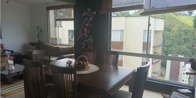 Hermoso apartamento de 3 alcobas, la alcoba principal con baño y vestier, sala - comedor, cocina integral, área de ropas, parq. cubierto.  zona comercial y residencial.
