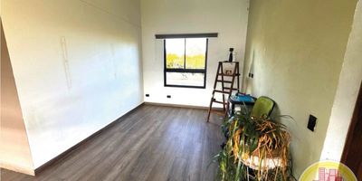 Codigo: 10430. 1° Piso en edificacion de 1 piso. Acceso al inmueble: Directo a la via y sendero peatonal. Alcobas con puertas, baños cabinados y cocina con cubierta. Parqueadero para carro y moto.