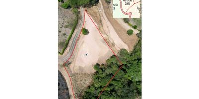 Construye tu casa soñada rodeada de naturaleza: Lote en Venta, área 4.300m2 en Parcelación El Vergel de Ciudad Bolívar, Antioquía, a sólo 7 kilómetros del parque principal. Cuenta con 4 km de vías internas, carretera destapada en buen estado, sendero caballar, portería, acueducto veredal y energía EPM, hay construidas 30 casas, 15 de ellas habitadas de forma permanente.

Con proyecto vial Pacífico 1 en desarrollo quedará a 1 hora de Medellín

Precio $195 millones, Administración promedio: $120.000 Impuesto predial aprox.: $800.000 al año
