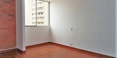 Apartamento en unidad cerrada sector la aguacatala cercano a servicios complementarios del cc oviedo y santa fe, colegio san jose de las vegas y rutas de transporte, tiene facil acceso desde la av poblado y las vegas. Piso en porcelanato, puerta de seguridad, hall de acceso, sala comedor, estar de tv, 3 alcobas con baño en la principal y vestier, cocina integral tipo americano, balcon, parqueadero cubierto. Unidad muy completa en zonas sociales con piscina, gym, sauna, parque infantil, zonas verdes, vigilancia 24 horas, citofonia y circuito cerrado de tv.  Inmuebles sujetos a verificación de disponibilidad.
