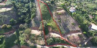 Construye tu nuevo hogar rodeado de naturaleza:

Lote en venta de 4.890m2 en Parcelación El Vergel de Ciudad Bolívar, Antioquía, a sólo 7 kilómetros del parque principal. Cuenta con dos accesos, posibilidad de construir dos casas independientes. Cuenta con 4 km de vías internas, carretera destapada en buen estado, sendero caballar, portería, acueducto veredal y energía EPM, hay construidas 30 casas, 15 de ellas habitadas de forma permanente.

Con proyecto vial Pacífico 1 en desarrollo quedará a 1 hora y 20 minutos de Medellín

Precio $180 millones, Administración promedio: $150.000 Impuesto predial aprox.: $800.000 al año
