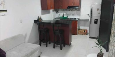 Magnífico apartamento a la venta en el municipio de villamaria, ideal para aquellos que buscan un hogar cómodo, funcional y de fácil acceso. Ubicado en una zona privilegiada, este inmueble cuenta con 40 metros cuadrados de terreno, 42 metros cuadrados de construcción y 42 metros cuadrados de área privada.

Este apartamento de dos habitaciones y un baño, está diseñado para brindar el máximo confort y bienestar a sus residentes. Cuenta con características internas como agua, barra estilo americano, citófono/intercomunicador, clósets, cocina integral, doble ventana, electricidad, gas domiciliario, lavaplatos y suelos de cerámica/mármol.

Además, su ubicación estratégica le permite disfrutar de características externas que hacen de este inmueble aún más atractivo. Con acceso para discapacitados, área social, cercanía a jardines y colegios, restaurantes y tiendas de barrio, colegios/universidades y transmisión pública cercana, su comodidad y comodidad están garantizadas. Además, cuenta con luz natural en las mañanas y tardes, parqueadero para visitantes, patio, portería/recepción, salón comunal, se encuentra sobre vía principal y en una urbanización cerrada con vigilancia las 24 horas.

Viva en una zona residencial tranquila y segura, con todas las comodidades que su estilo de vida requiere. Este apartamento lo tiene todo, no espere más para hacer su sueño realidad. Contáctenos para programar una visita y conocer más detalles sobre esta increíble oportunidad de inversión. ¡No deje pasar esta oportunidad, contáctenos hoy mismo!
