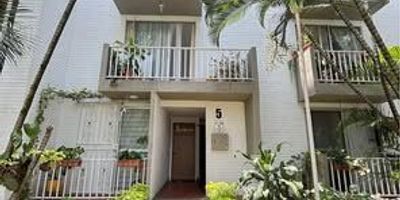 Vendo apto
4 piso 
Con una excelente vista a la naturaleza 
Cuenta con 
4 alcobas 
3 baños 
Cocina integral 
Patio de ropas 
Estudio 

Sala comedor amplio 
Balcón 
Vista Exterios 

Sin ascensor 

Piscina ‍
Zona verde 
Zona de juegos niños 
Parquedero propio 
Administración $