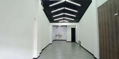 Arriende este local comercial en Medellín, específicamente en el barrio Miraflores, Antioquia. Con 37 m² de área y 1 baño, este espacio es excelente para su negocio, destacando por su ubicación estratégica y fácil acceso, lo que garantiza un entorno muy comercial. La propiedad, con 14 años de antigüedad, incluye servicio de vigilancia para mayor seguridad. Potencie su marca en un lugar ideal. Canon mensual: $2,600,000. Para conocer más detalles de este local en arriendo en Miraflores, contáctenos.