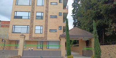 Descubre este moderno apartamento , ubicado en un exclusivo sector de Chía, perfecto para quienes buscan comodidad, estilo y conexión con la naturaleza. Situado en un cuarto piso, este hogar ofrece una vista privilegiada hacia espacios naturales, brindando un ambiente de tranquilidad y frescura.