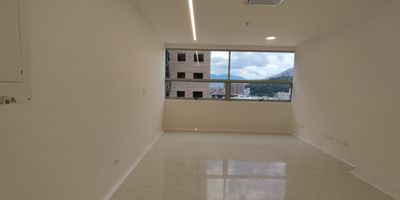 Consultorio de 38m en Ciudad del Rio, Medellin. Cuenta con bano privado y esta ubicado en un moderno edificio con vigilancia 24/7, ascensores, banos publicos en cada piso y terraza en el ultimo nivel para disfrutar de tus alimentos. A pocos pasos de la estacion del Metro Industriales, restaurantes y el parque de Ciudad del Rio. Ideal para profesionales que buscan comodidad, accesibilidad y una excelente ubicacion en una zona de alto desarrollo. Contactanos!
