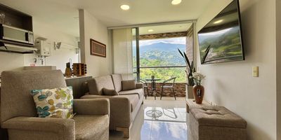 Vive una estadia unica en este amplio apartamento de 74 m, perfecto para disfrutar en familia. Cuenta con 3 habitaciones, 2 banos, sala de estar, comedor, cocina integral con barra, zona de ropas y un balcon con vista panoramica que te encantara.
Incluye parqueadero privado y se encuentra en una urbanizacion completa con piscina, gimnasio, cancha de squash, futbol y voleibol, ideal para combinar descanso, deporte y diversion.