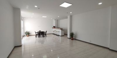 Apartaestudio en venta en Pereira, Risaralda, ubicado en el barrio Alameda del Café. Este inmueble remodelado se encuentra en el 4º piso y cuenta con 32 m² de área, distribuidos en 1 habitación y 1 baño. Incluye 1 parqueadero. La propiedad, con 12 años de antigüedad, ofrece vigilancia para su seguridad. Es una opción práctica y cómoda para quienes buscan vivir en Pereira. Precio de venta: $190.000.000. Si desea más detalles o agendar una visita, contáctenos por WhatsApp, vea nuestros teléfonos o solicite que lo contactemos.