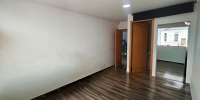 Acogedora oficina de 10 m² ubicada en la Circunvalar, un punto estratégico de la ciudad. Cuenta con baño privado dentro de la oficina, además de sala de espera y baño social para mayor comodidad. Ideal para profesionales, emprendedores o como consultorio, gracias a su excelente ubicación y espacios prácticos y funcionales para atender a tus clientes o pacientes.
