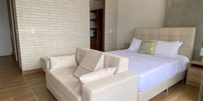 KH-0012 DISTRITO VERA | INMUEBLE AMOBLADO
En el dinamico sector de Ciudad del Rio - El Poblado, se encuentra este loft que redefine el concepto de elegancia urbana. Este espacio unico fusiona lo moderno con la calidez de un hogar contemporaneo, brindando una experiencia inigualable en pleno corazon de la ciudad.  Ideal para quienes buscan la fusion entre funcionalidad, estilo y la energia unica de Medellin.