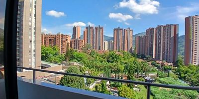 Apartamento ubicado en la estrella, sector las brisas. Cuenta con amplios espacios, buena iluminación y una gran vista