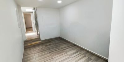 Acogedora oficina de 40 m² ubicada en la Circunvalar, un punto estratégico de la ciudad. Dispone de un espacio amplio en la parte posterior, ideal para adaptarlo según tus necesidades. Además, cuenta con baño privado dentro de la oficina, sala de espera y baño social para mayor comodidad.

Su versatilidad la hace perfecta para profesionales, emprendedores o como consultorio, gracias a su excelente ubicación y a sus espacios prácticos y funcionales para atender a tus clientes o pacientes.