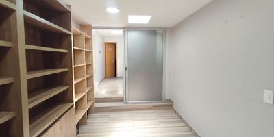Hermosa oficina de 20,11 m² ubicada en un sector exclusivo de la Circunvalar. Cuenta con cocineta y baño privado, además de sala de espera y baño social para mayor comodidad. Su excelente distribución la hace ideal para oficina o consultorio, ofreciendo un espacio práctico, funcional y perfecto para ti.