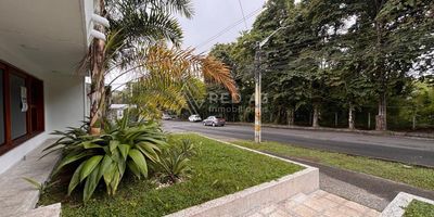 <strong>Casa Comercial en Arriendo</strong> en el sector de <strong>Álamos</strong>, de un solo nivel, con un área construida de <strong>285 mts</strong>  y el área del lote es de <strong>593 mts</strong> con espacios amplios y generosos, cuenta con espacio para recepción, al ingreso tres espacios, baño social, cocina amplia integral, parqueadero con puerta eléctrica, baño social, un amplio espacio con baño privado, un baño social, 3 espacios adicionales, uno de ellos con baño privado, una terraza en la parte posterior de la casa cubierta, con un espacio adicional con baño y un pequeño Jardín. 

El barrio cuenta con Facilidad de Transporte público, la casa está muy cerca de la nueva vía que conecta Álamos con Pinares, alrededor, hay cafés, tiendas, universidad, jardines y colegios.

Un sector muy comercial y residencial.