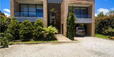 Casa en renta ubicada en el Alto de Las Palmas, en un entorno exclusivo y rodeado de naturaleza.

La propiedad cuenta con 4 habitaciones, cada una con baño privado; la habitación principal dispone de vestier y las demás con clóset. Cocina integral totalmente equipada, baño social, habitación de servicio con baño, zona de ropas y parqueadero para 4 vehículos.

Disfruta de amplias zonas verdes, deck y espacio para BBQ, ideales para compartir en familia y con amigos.
