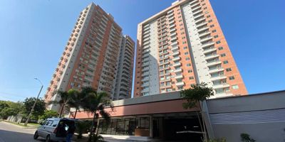 Hermoso apartamento para estrenar, que cuenta con 3 habitaciones, 2 baños, sala, comedor, balcón con vista al Río, cocina integral, zona de labores, parqueadero cubierto, depósito. Canon de Arriendo: Dos millones ochocientos mil pesos, incluida la administración. Valor de Administración: Cuatrocientos mil pesos. El edificio cuenta con Gimnasio, salón social, piscina, porteria y vigilancia 24 horas.