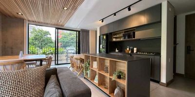 ¿Estás buscando un lugar ideal para vivir en Medellín, Antioquia? ¡Tenemos el apartamento perfecto para ti! Con una excelente ubicación y características que te harán sentir en el hogar que siempre has soñado. Este hermoso apartamento en venta cuenta con una amplia área de terreno de 110 M2, una construcción de la misma medida y una cómoda área privada de 110 M2. ¡Espacio no será un problema aquí!

Dentro de sus características internas, este apartamento cuenta con 2 acogedoras alcobas, ideales para que tú y tu familia descansen plácidamente. Además, tendrás a tu disposición 3 baños completamente equipados, para garantizar tu comodidad y privacidad en todo momento. También encontrarás 2 garajes, perfectos para proteger tus vehículos.

Además, este inmueble es ideal para aquellos que tienen mascotas, ya que admite su presencia sin ningún problema. También cuenta con servicios básicos como agua, electricidad y gas domiciliario, para que no tengas que preocuparte por nada más que vivir tranquilamente. No olvides que también podrás disfrutar de increíbles vistas panorámicas desde el balcón de tu apartamento.

En cuanto a las áreas internas, este apartamento cuenta con una amplia cocina integral, perfecta para los amantes de la cocina. Además, encontrarás barras al estilo americano, ideales para desayunar o compartir con amigos y familiares. También encontrarás una biblioteca/estudio, para que puedas trabajar cómodamente desde tu hogar. Y si necesitas almacenar cosas, no te preocupes, ya que este apartamento cuenta con depósito.

Disfruta al máximo de este inmueble gracias a sus características externas. El acceso pavimentado y ascensor harán que tu llegada a casa sea aún más cómoda. Además, estarás cerca de centros comerciales y de la zona urbana, para que puedas realizar todas tus compras sin preocupaciones. La seguridad no será un problema, ya que este apartamento cuenta con circuito cerrado de TV, portería/recepció