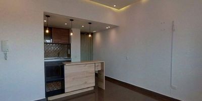 Apartamento en venta – confort, seguridad y excelente ubicación

Este apartamento de 56 m², con vista interior, se encuentra en el 12° piso, con acceso por ascensor y escaleras. Su distribución es práctica y acogedora: 3 habitaciones, 2 baños, sala-comedor, cocina integral y zona de lavandería. Sus acabados destacan por la combinación de piso cerámico en zona social, cocina y baños, y piso laminado en habitaciones, que aporta calidez y confort.

El conjunto residencial ofrece espacios diseñados para disfrutar en familia: zonas verdes, área infantil, salón comunal, zona BBQ, cancha, piscina y vigilancia privada 24/7, brindando seguridad y bienestar en todo momento.

Su ubicación es estratégica, con cercanía a centro comercial San Sebastián, supermercados D1 y Surtimax, colegios Técnico Santo Tomás y San Juan Bautista de La Salle, y al Politécnico Grancolombiano, además de cómodos accesos por la Calle 6 y la Carrera 23A.

Inmueble libre de gravamen, remodelado y con financiación disponible en todos los bancos.
Una oportunidad ideal para invertir o vivir en un espacio con excelente proyección y calidad de vida.

 

 

H
