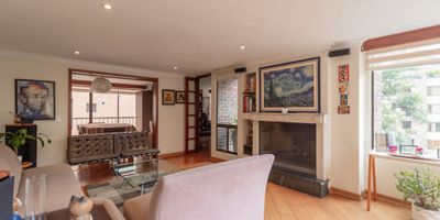 REHUBICANDO vende este amplio e iluminado apartamento en La Carolina, en calle cerrada con filtro de seguridad, en un entorno tranquilo y completamente residencial,  cuenta con fácil acceso a vías principales, transporte público, supermercados y servicios de salud. Cerca del Country Club, Unicentro y Plenitud.
Se encuentra ubicado en edificio de 17 apartamentos con automatización de acceso y seguridad, con bahía de parqueo ubicada al exterior.
Localizado en un cuarto piso con vista exterior, cuenta con 170 metros distribuidos en amplios espacios. En la zona social sala y comedor independientes, un generoso estudio y baño social. Cocina completamente remodelada con area para comedor auxiliar, zona de lavandería independiente y baño de servicio. 
La habitacion principal tiene baño privado, walking closet y balcon, las dos habitaciones adicionales comparten un baño y todas cuentan con ventanas semiacústicas.
Este inmueble cuenta con iluminación domotizada, remodelación reciente de baños y cocina, dos parqueaderos y depósito.
Agenda tu visita, conócelo y aprovecha esta oportunidad.