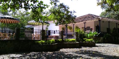 Casa campestre en San Jerónimo – Parcelación El Hato
Vive la exclusividad y tranquilidad de San Jerónimo en una casa campestre,  rodeada de naturaleza .
Descripción de la propiedad
Espectacular casa campestre en lote de 1.738 m² con 400 m² construidos, diseñada para combinar confort, amplitud y naturaleza.
Cuenta con:
4 habitaciones principales, cada una con vestier, baño privado y balcón.
1 quinta alcoba independiente, con capacidad para 8 personas, baño completo y dos  cuartos útiles.
3 cuartos útiles grandes adicionales.
Piscina privada con terraza y amplio parqueadero.
Árboles frutales en producción.
Cocina equipada, zona social integrada 
Planta de tratamiento de agua propia de la parcelación.
Pozo séptico y trampa
Amenidades de la Parcelación
Cancha de fútbol.
Cancha de tenis.
Gimnasio.
Juegos infantiles.
Piscina para adultos y niños.
Gran kiosco social.
Parqueadero para visitantes.
Agenda tu visita