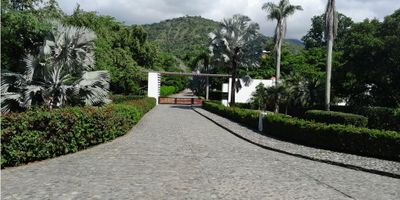 CASA CAMPESTRE de Lujo en Parcelación – Santa Fe de Antioquia

NEGOCIABLE

RECIBE BENEFICIOS DE EPM por energía FOTOVOLTAICA, excedentes según el precio de bolsa mensual


 
 Vive la exclusividad y el encanto campestre en esta majestuosa finca ubicada en parcelación cerrada, sector Obregón, a solo 1 km de la vía Bolombolo. Un lugar donde la naturaleza, el confort y la elegancia se unen para ofrecerte un estilo de vida único.

 Un lote con gran potencial

 Casa principal con acabados de lujo

 Cada espacio ha sido diseñado con materiales de primera calidad, donde la exclusividad y el buen gusto marcan la diferencia, ofreciendo ambientes amplios, iluminados y llenos de confort.

 Zonas sociales y recreativas dentro de la misma

 Infraestructura adicional

 Ventajas de la ubicación

 Santa Fe de Antioquia es uno de los destinos más exclusivos y turísticos de Colombia.

 Una inversión única!

 Esta CASA no solo ofrece un lugar de descanso y confort, sino también una oportunidad de inversión segura, en una de las zonas con mayor proyección y turismo permanente de Antioquia.

 CONTÁCTAME PARA AGENDAR VISITA Y ESCUCHAR TU PROPUESTA DE NEGOCIO. 

 
  
  Área total: 10.825 m², de los cuales 7.000 m² son planos.
  
  
  Espacio ideal para el descanso, proyectos futuros y un entorno natural que brinda frescura y amplitud.
  
  
  Parcelación con portería, seguridad y suministro de agua potable por EPM.
  
  
  Alcoba principal con vestier y baño privado.
  
  
  4 alcobas adicionales, todas con baño privado y diseño elegante.
  
  
  Alcoba de servicio con baño privado.
  
  
  Baño social completo.
  
  
  Sala, comedor, cocina integral con despensa y zona de ropas independiente.
  
  
  Patio central, cuarto útil y cuarto de linos.
  
  
  Parqueadero cubierto para 3 vehículos y descubierto para más de 30.
  
  
  Piscina de lujo de 13 x 8 m, rodeada de jardines y zona social perfecta para reuniones familiares o eventos.
  
  
  Árbole