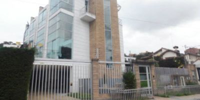 Descubre esta exclusiva casa de 265 m² en Sotileza, ubicada en el conjunto cerrado Senderos de la Colina. Una propiedad de 4 niveles diseñada para el confort y la privacidad, con 4 alcobas, 4 baños, estudio, sala–comedor con chimenea y terraza, además de 2 balcones que brindan excelente iluminación natural. La cocina integral abierta a gas se integra con la zona social, ideal para compartir en familia. Cuenta con cuarto y baño de servicio, zona de lavandería, pisos en madera laminada, 2 parqueaderos y depósito. El conjunto de solo 4 casas ofrece seguridad con circuito cerrado. Vías de acceso: av. Suba calle 127. Calle 129