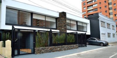 Casa comercial de 789 metros, consta de 2 niveles. 1 nivel consta de 5 oficinas, 4 baños, recepción, 2 terrazas, 2 parqueaderos cubiertos 2 nivel 9 oficinas, 3 salas de juntas, 1 baño y terraza. La casa cuenta con sistema de detección de incendio, parqueaderos públicos cercanos, cuenta con vías de acceso por la Autopista Norte, Calle 100 y Av. 19, carrera 9 y carrera 7, transporte público cercano como Transmilenio y SITP, en la zona se encuentran restaurantes, hoteles, farmacias de grandes superficies y servicios de correspondencia