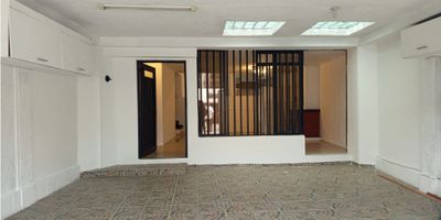 ¡En arriendo! Casa amplia, iluminada y con excelente ubicación

Se arrienda cómoda y espaciosa casa con excelente distribución. Cuenta con cuatro alcobas, todas con clóset. En el primer nivel se encuentran la cocina integral, bodega, patio, alcoba de servicio con baño y garaje con capacidad para dos vehículos. En el segundo nivel hay tres alcobas, incluida la principal con baño privado y salida a una amplia terraza.

Ubicada en zona estratégica, comercial y residencial, ideal para familias o empresas que busquen comodidad, buena ubicación y espacios generosos. Además, cuenta con zona de parqueo adicional.
