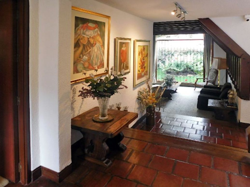 Casa de 3 alcobas en venta en Santa Barbara Central, Bogotá, 246 m² · foto 2 de 20
