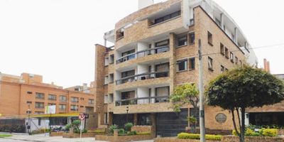 Hermoso apartamento  de un solo nivel, diseñado  por el arquitecto Dicken Castro, lleno de luz, rodeado por terrazas , acceso directo por el  ascensor, cuenta con cuatro habitaciones cada una con baño,  estudio, sala con chimenea, estar de alcobas con chimenea, baño social, cuarto y baño de servicio, sauna y jacuzzi en el baño principal, cuatro garajes, dos depósitos, salón comunal y parqueaderos para visitantes.
Zona residencial que cuenta con varias vías de acceso, Calle 100, autopista norte, Av 19.
