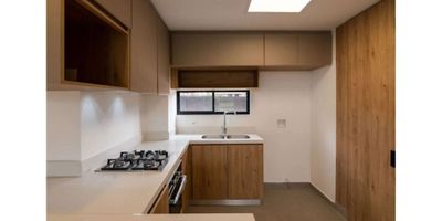 Venta de casas medianeras en condominio residencial de 114,65 M2 para estrenar ubicadas en la Vereda Bojacá Lote el Palmar Chía Cundinamarca. Estas casas cuentan con tres niveles, en el primer nivel encontraras, sala, comedor, cocina integral abierta, baño social, zona de ropas, jardín interior. En el segundo nivel tiene, dos habitaciones con baño privado, closet y estudio. En el tercer nivel tiene una habitación con baño privado, closet y terraza. Dos parqueaderos independientes. Zonas comunes como, piscina, sauna, turco, zona de relajación, zona bbq, zona de mascotas, gym, 2 canchas múltiples, 2 canchas de tenis. minimarket, Club House. Lugares cercanos como, Clínica Marly, Colegio Maryland, Centro comercial Fontanar y Bazar, Universidad Manuela Beltrán y Universidad de la Sabana.