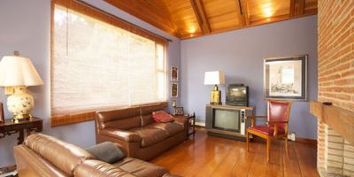 Hermosa casa en conjunto cerrado rodeada de naturaleza y aire puro, cuenta con 3 habitaciones con sus baños y closets. La alcoba principal con 2 vestieres, sanitario, ducha independientes y 2 lavamanos , Hall de alcobas y una terraza. En la zona social esta la sala, comedor, estudio y una amplia terraza entre la sala y el comedor, cocina gas y eléctrica, horno, lava vajillas, patio de ropa,  garaje cubierto doble y seis o mas parqueaderos de visitantes, sótano, caldera, tanque de reserva de agua. Vigilancia 24 horas todos los días de la semana. Cerca a centro comercial y carulla.