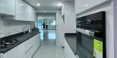 Apto en arriendo en Manga, Cartagena – 3H/2B   Cuarto y baño de servicio – 150 m²
Espacioso y bien ubicado, este apartamento de 150 m² cuenta con 3 habitaciones, 2 baños, cuarto y baño de servicio. Excelente ubicación en una de las zonas más tranquilas y centrales de la ciudad.
