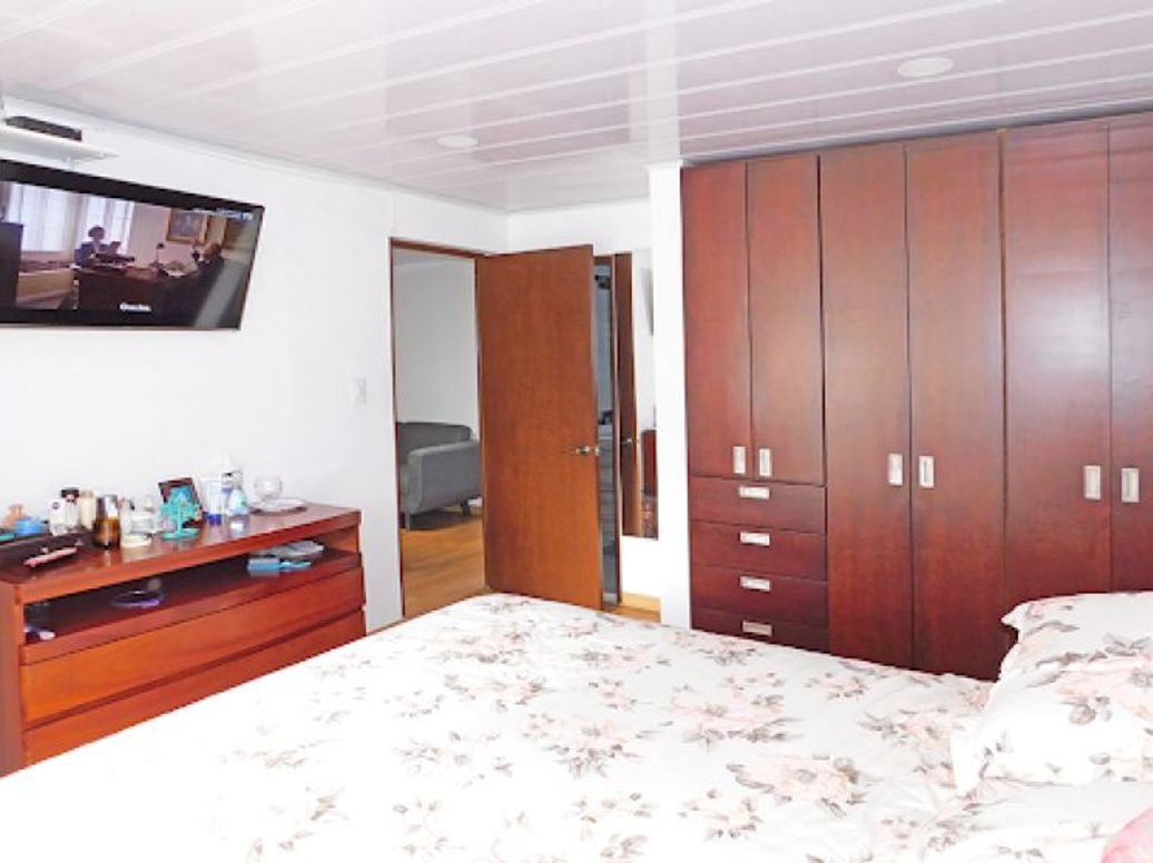 Casa de 7 alcobas en venta en Polo Club, Bogotá, 233 m² · foto 18 de 20