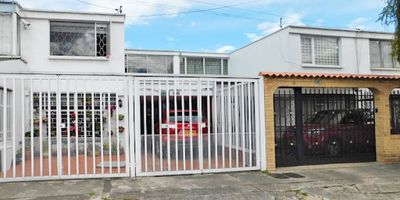 Espectacular casa en venta remodelada para uso de vivienda o comercial. En el primer nivel encontrara un antejardín, garaje para dos carros, sala comedor amplio, estudio, dos habitación con baño, cocina integral con barra estilo americano,  patio de ropas con zona de lavandería. Segundo nivel encontrara sala de estar 5 habitaciones todas con closet  y tres de ellas con baño privado. Vías de acceso como lo es la calle 80 AV NQS estación de trasmilenio  polo, zona empresarial y de vivienda. ¡¡Valor Negociable!!