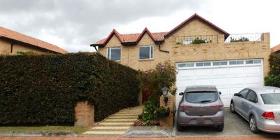 Hermosa casa de dos pisos en conjunto cerrado en el primer nivel está el estudio, baño social, sala con chimenea, comedor, cocina abierta con comedor auxiliar, lavandería,  cuarto de servicio , depósito  y un jardín interior precioso con pergola , BBQ y huerto. En el segundo nivel se encuentra una amplia sala de estar con balcón, y tres habitaciones, cada una con baño, la principal con vestier, jacuzzi y terraza. 4 parqueaderos, 2 cubiertos .El conjunto cuenta con salon comunal, cancha de tenis, parqueaderos de visitantes. Vigilancia 247, cerca a colegios, comercio y bancos. Autopista Norte, Vía Guaymaral.