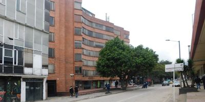 EXCELENTE UBICACIÓN, A ESPALDAS DEL CENTRO COMERCIAL HEROES, CERCA DE UNILAGO, AUTOPISTA NORTE, CALLE 80, AMPLIO COMERCIO EN EL SECTOR. OFICINA EXTERIOR, PISOS EN CERAMICA, BAÑO PRIVADO, EL EDIFICIO CUENTA CON VIGILANCIA 24 HORAS Y DOS ASCENSORES.