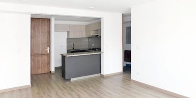 Apartamento esquinero con vista exterior excelentes acabados, cuenta con tres habitaciones principal con baño privado y vestier  un pequeño balcón, espacio de sala comedor cocina integral amplia, zona de lavandería independiente, baño auxiliar y baño social para las dos habitaciones, conjunto cerrado cuenta con amplias zonas verdes, parque para mascotas, terraza  bbq, cancha de micro, gimnasio al aire libre, salón de juego para los niños y adultos, parque infantil parqueadero de visitantes salón social y vigilancia privada. Cuenta con Parqueadero privado. Cerca del centro comercial Micentro Funza Cerca a a colegio militar coronel Juan José Rondón La villa olímpica.