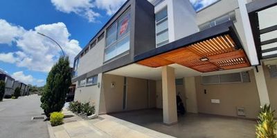 Se arrienda casa en exclusivo sector de Llanogrande – Rionegro, Antioquia.
Hermosa casa de 176 m², distribuida en espacios funcionales y confortables:
Amplia sala – comedor.
Cocina abierta con excelente iluminación natural.
Cuarto de ropas independiente.
Patio o terraza.
Baño social.
Estudio (con posibilidad de uso como alcoba).
Dos (2) alcobas auxiliares con clóset.
Alcoba principal con baño privado y vestier.
Cuarto útil.
Vigilancia 24-7.
Ubicada en uno de los sectores más exclusivos y de mayor valorización de Llanogrande, esta propiedad ofrece comodidad, amplitud y un diseño ideal para vivir en un entorno residencial privilegiado.