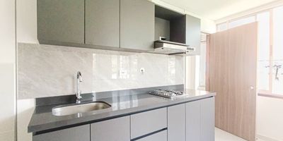 ¡Encuentra tu hogar ideal en Bello Niquia! Te presentamos este práctico apartaestudio de 25 m², perfecto para ti. Cuenta con una alcoba independiente con clóset para tu comodidad. Disfruta de una cocina integral, baño cabinado, 1 lavamanos, zona de ropas, citófono y un elegante piso en cerámica. Un espacio acogedor y bien distribuido que se ajusta a tus necesidades.